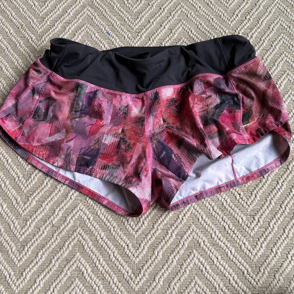 Lululemon size 6 speed shorts 2.5” inseam - Picture 1 of 3